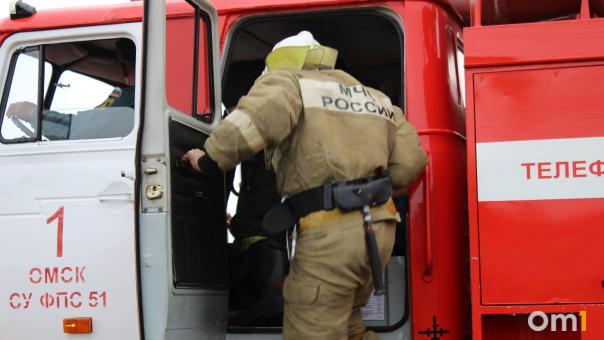 В омском дворе машина вспыхнула, как факел
