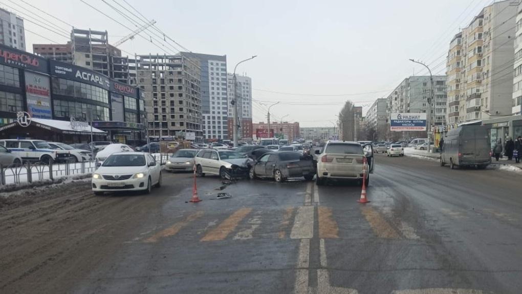 В Омске водитель иномарки сбежал с места массового ДТП