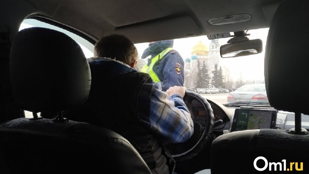 Водитель такси омск. Сидит в такси. ДТП В Омске таксист 01 01 2021. Задушили таксиста на заднем сиденье. Полиция остановила такси.