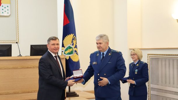 Четырёх омских прокуроров торжественно проводили на пенсию