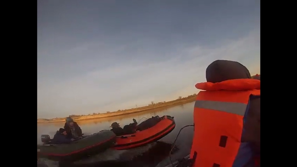 Если пассажир оказался в воде. Путешествия на лодке по Иртышу. Фото собака в лодке на Иртыше.