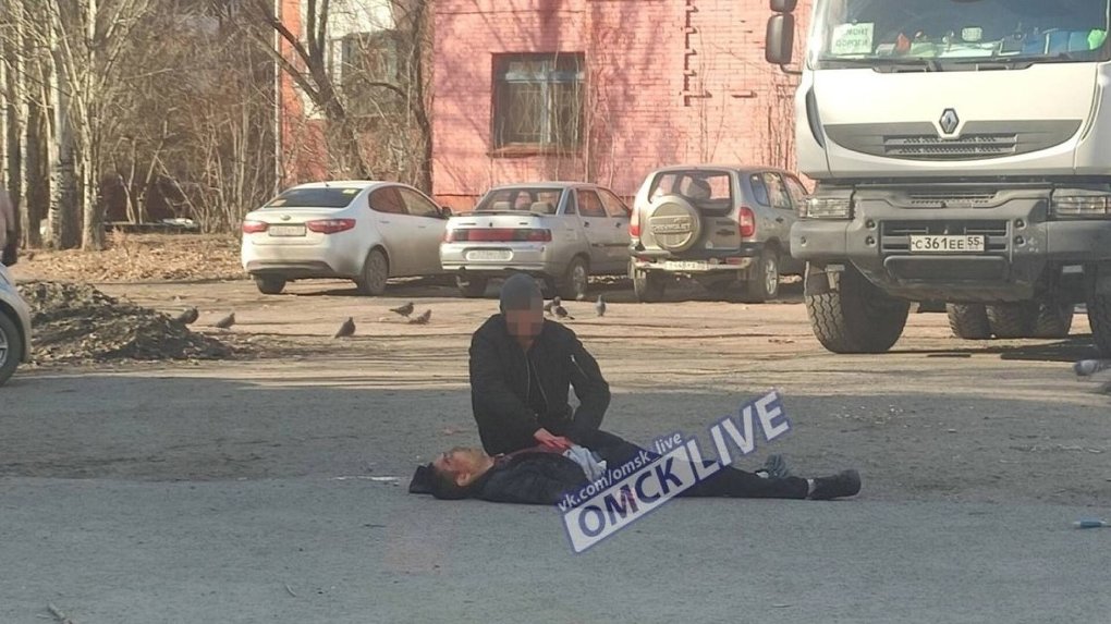 На одной из улиц Омска посреди дня зарезали мужчину