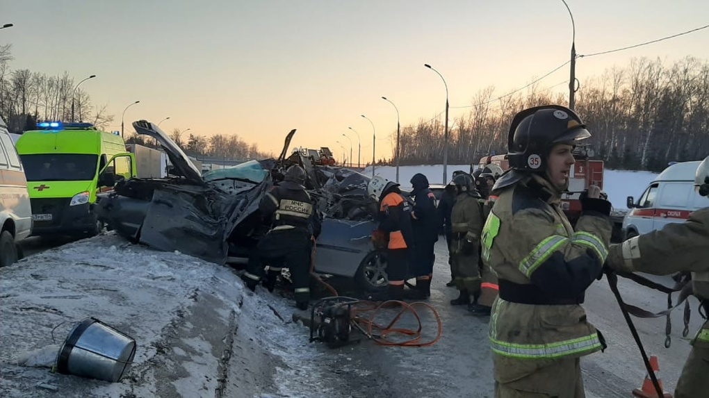 Один погиб, двое в больнице: в Новосибирске на Бугринском мосту произошло массовое ДТП