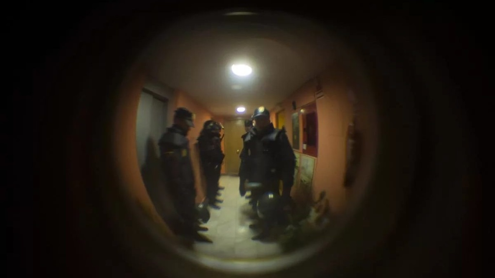 Пьяные хулиганы пытались ворваться в квартиру омички, сделавшей им замечание