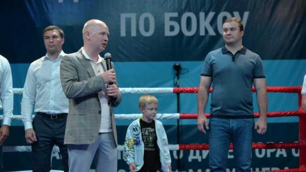 Боксёр Алексей Тищенко научил сына главы Омской области технике удара