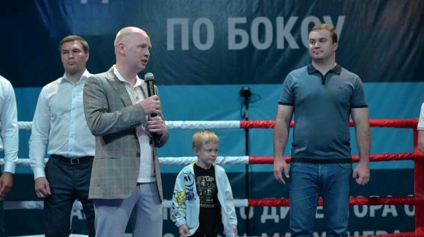 Боксёр Алексей Тищенко научил сына главы Омской области технике удара