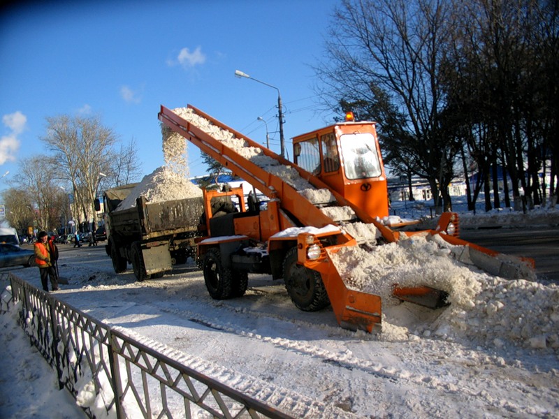 Омские дорожники чистят город от снега в усиленном режиме