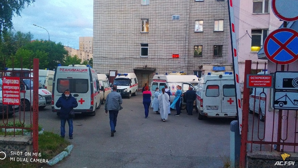 «Ковид — выдумка»: в Новосибирске около больницы образовалась очередь из машин скорой помощи