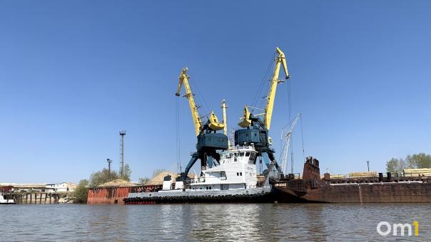 В Омске села на мель угольная баржа