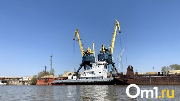 В Омске села на мель угольная баржа