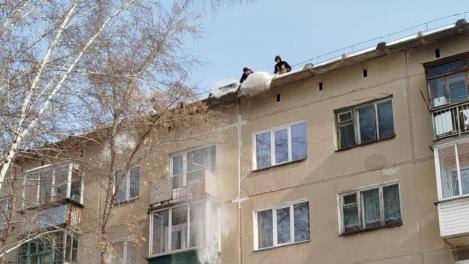 В Ленинском районе Новосибирска очистили от снега 80 % крыш