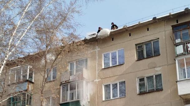 В Ленинском районе Новосибирска очистили от снега 80 % крыш