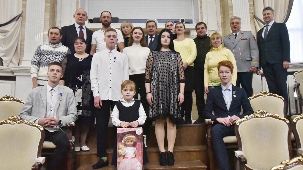 Пятерых детей из Новосибирской области наградили за проявленное мужество в экстремальных ситуациях