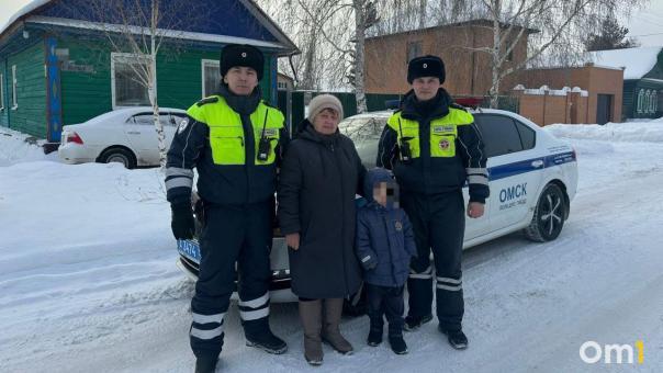 Полицейские вернули ничего не подозревающим родственникам потерявшегося ребёнка