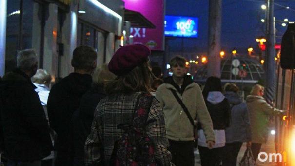 Омичи раскритиковали родителей, которые отмыли остановку в Омске после хулиганства детей
