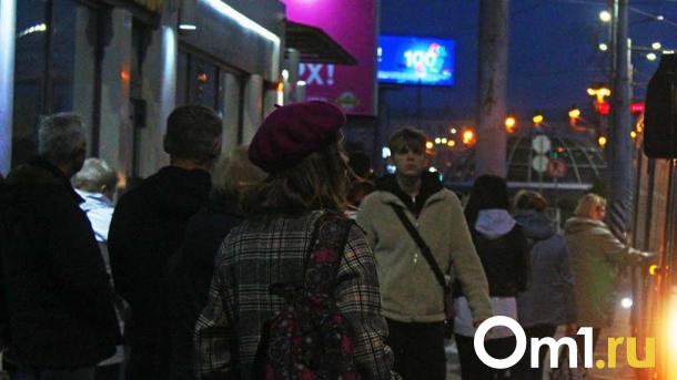 Омичи раскритиковали родителей, которые отмыли остановку в Омске после хулиганства детей