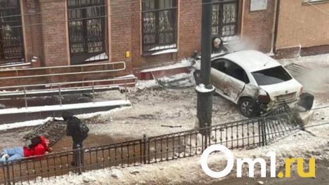 Вдавлена в фасад здания. Подробности аварии в Омске, где машина вылетела на тротуар