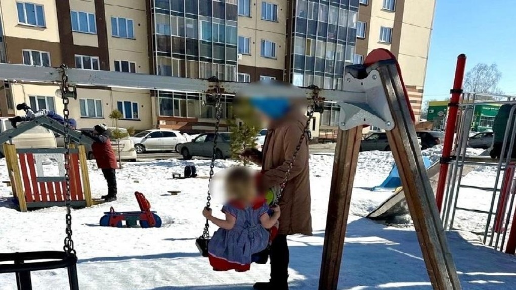 Новосибирцы заметили на игровой площадке маленькую девочку в одном платье при +5 градусах