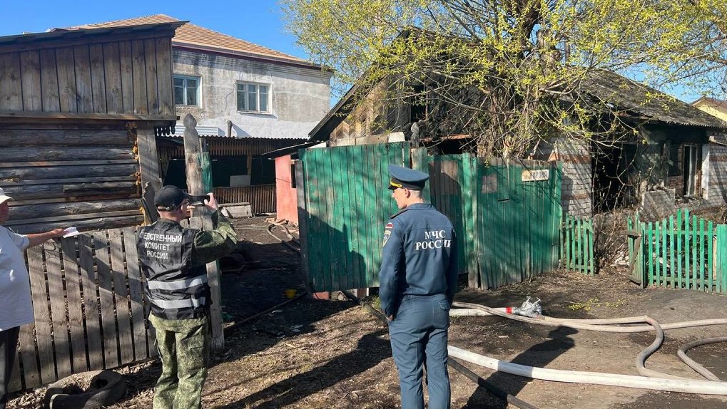 Названа причина смерти детей в горящем доме в Называевске