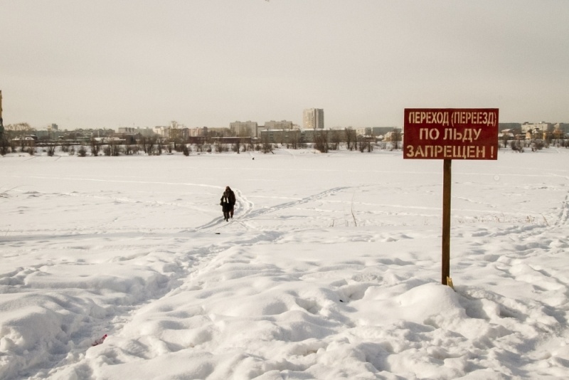 Опасно ли сейчас ездить. Переход по льду запрещен. Люди зимой у Иртыша. Где идет голова льда на Иртыше.