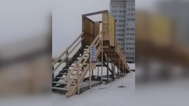 «Сжечь её!». Омичей возмутила платная горка на окраине города