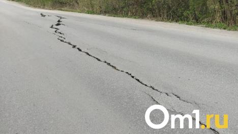 В центре Омска машина провалилась под асфальт