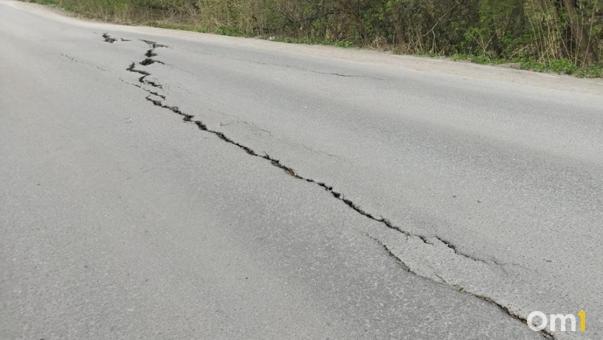 В центре Омска машина провалилась под асфальт