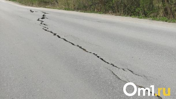 В центре Омска машина провалилась под асфальт