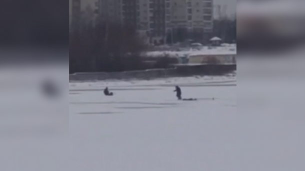 Рыбак дважды провалился под лёд Бердского залива в Новосибирской области