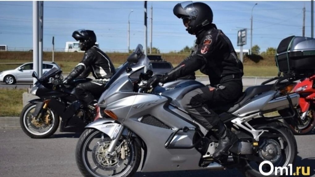 В Омске мужчина пытался украсть мотоцикл, но не смог его протащить даже на метр