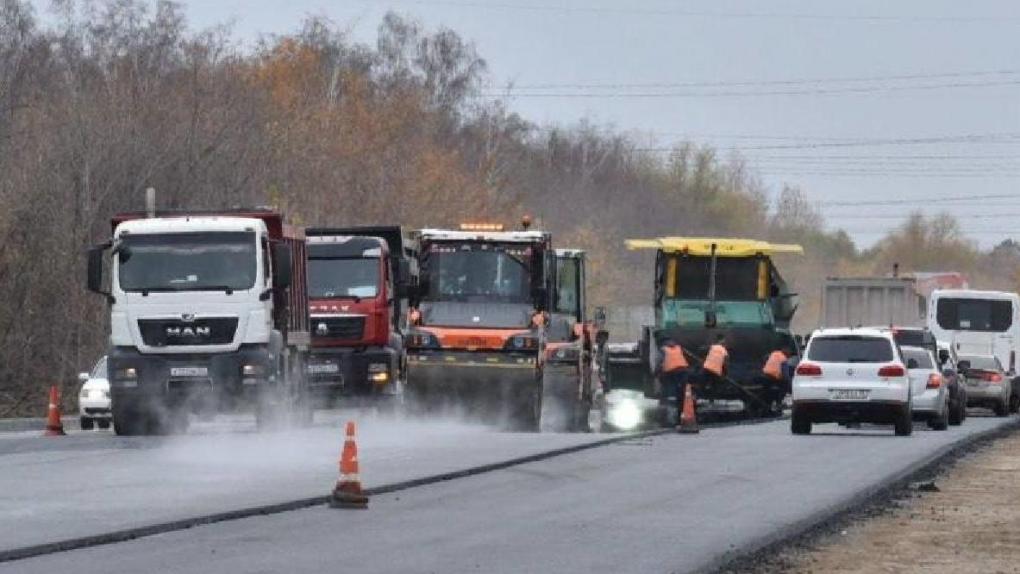 На Сыропятском тракте укладывают промежуточный слой асфальта