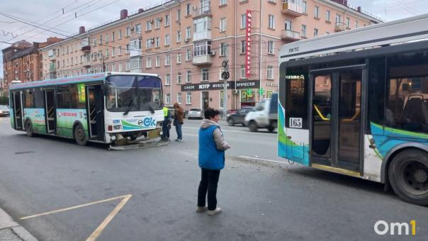 В столкновении автобуса с троллейбусом в центре Омска пострадал человек