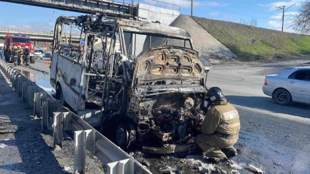 На работу с огоньком: в Новосибирске дотла сгорела пассажирская маршрутка