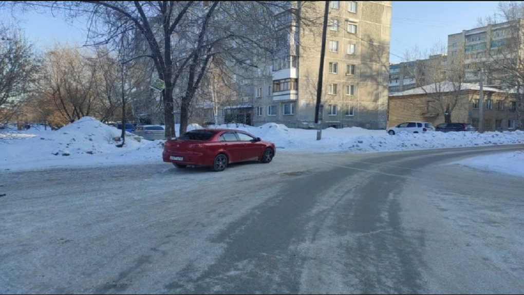 Визг тормозов и сбитые дети: жительница Новосибирска наехала на двух школьниц