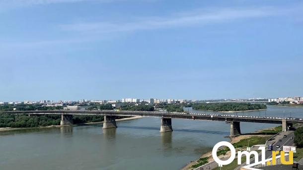 Омич недоволен тем, что по Ленинградскому мосту нельзя возить лодки