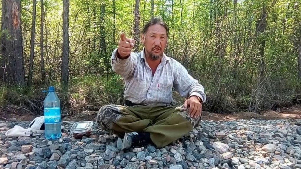Сообщника якутского шамана, который шёл пешком изгонять Путина, принудительно доставили в Новосибирск