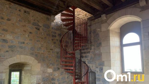 Омичи незаконно пристроили к своей квартире второй этаж