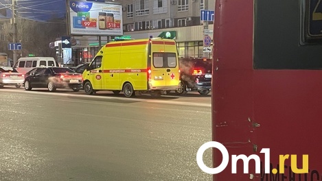 В Омске мужчина выпал из окна многоэтажки