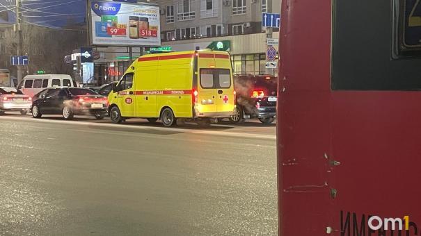 В Омске мужчина выпал из окна многоэтажки