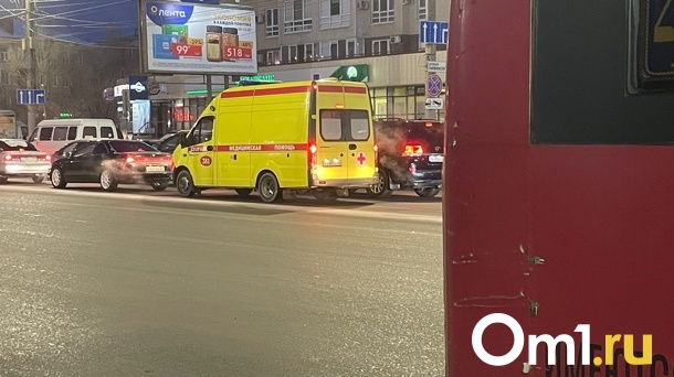 В Омске мужчина выпал из окна многоэтажки