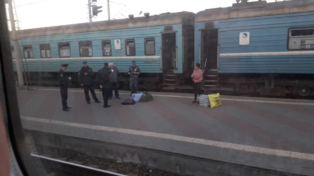 Поезд тюмень омск. Омск вокзал перрон. Поезд перрон Омск ЖД вокзал.