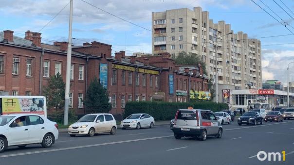 В центре Омска возникли пробки из-за неработающего светофора у Главпочтамта