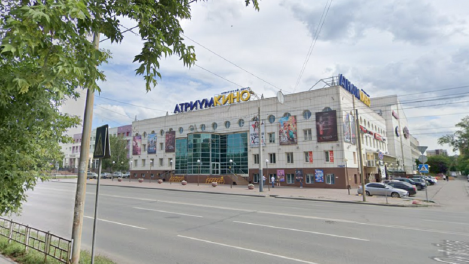 Искры с потолка: в Омске в кафе кинотеатра «Атриум-Кино» произошло задымление