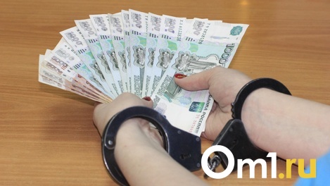 Подменила украшения на песок. Таинственная женщина обокрала омскую студентку на улице посреди дня