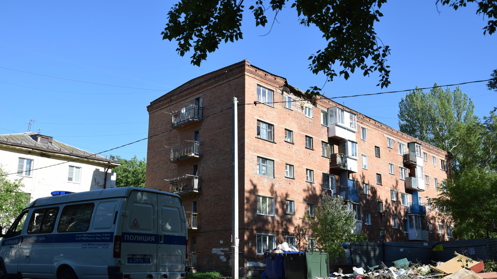 В аварийном доме на 50 лет Профсоюзов в Омске начали разбирать пятый этаж