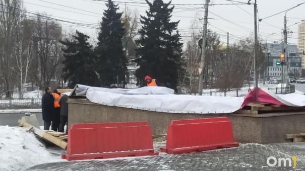 В Омске закрыли на ремонт подземный переход у Театральной площади