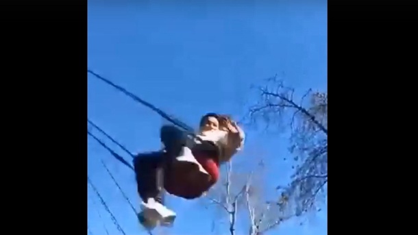 Появилось видео падения омички с аттракциона «Вихрь»