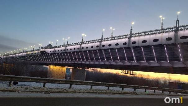 На метромосту в Омске нанесут новую разметку за 10,6 млн рублей