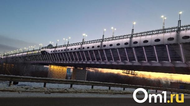 На метромосту в Омске нанесут новую разметку за 10,6 млн рублей