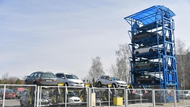 Мэр Омска Шелест планирует установить в городе лифтовые парковки